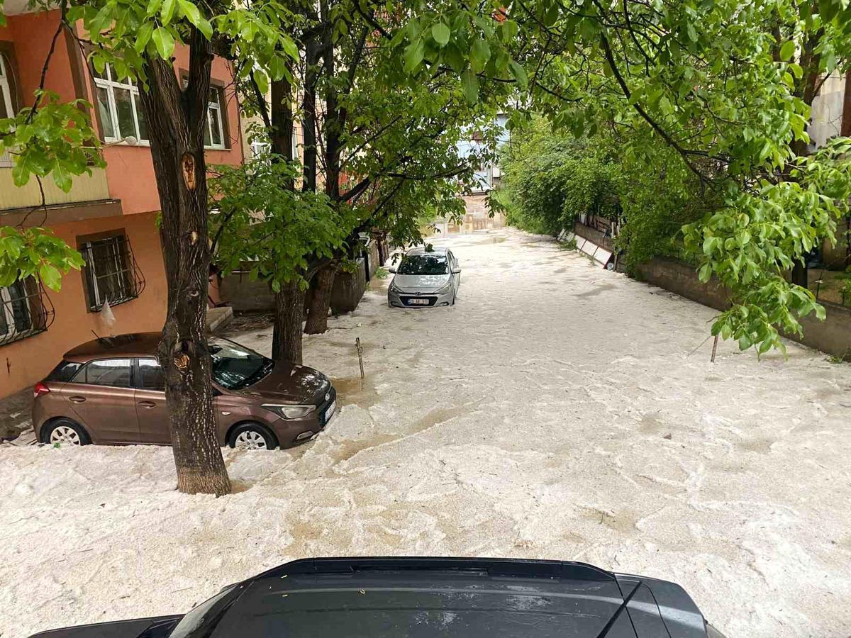 Gümüşhane’de Dolu ve Sağanak Hayatı Olumsuz Etkiledi