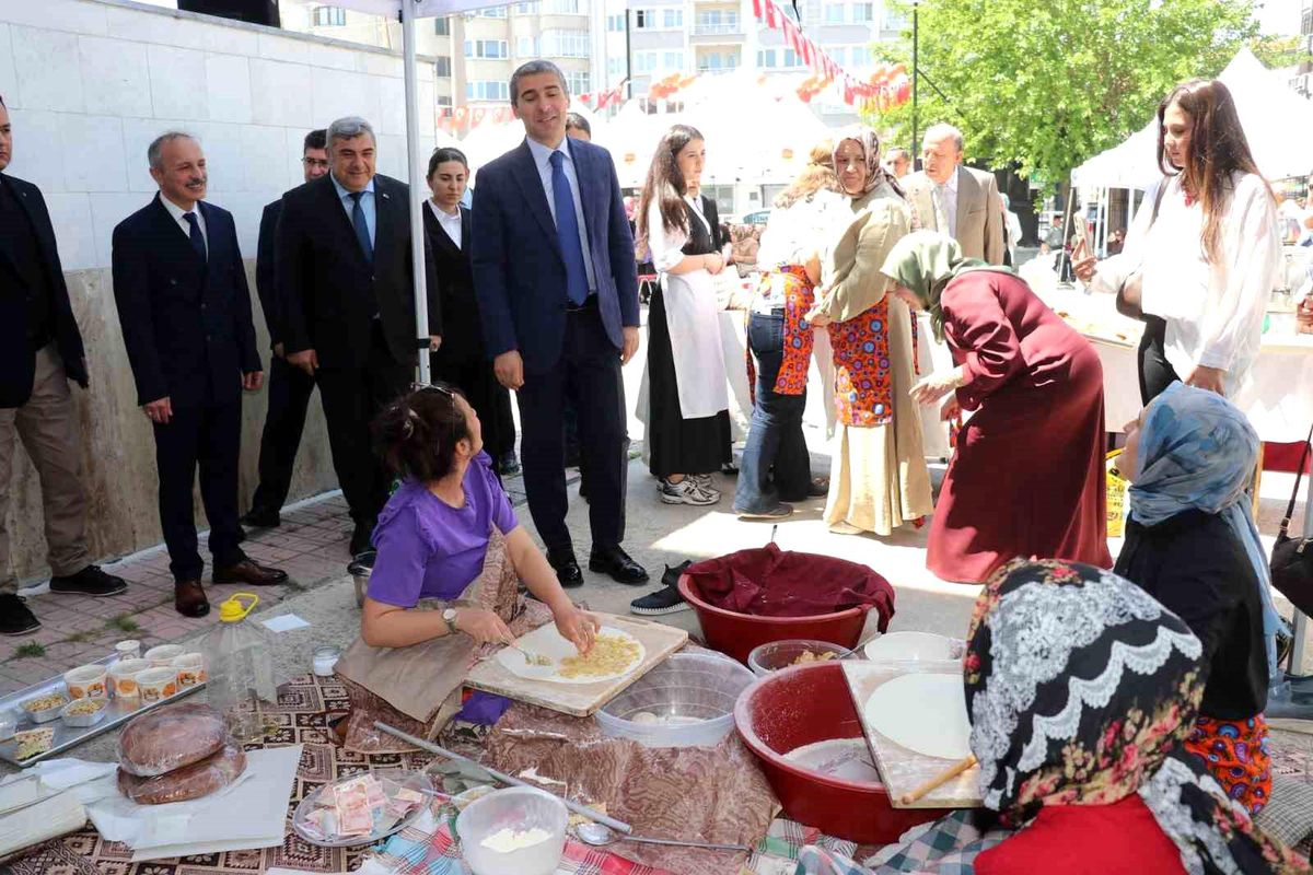 Halk Eğitim Merkezi Müdürlüğünde yıl sonu sergisi açıldı