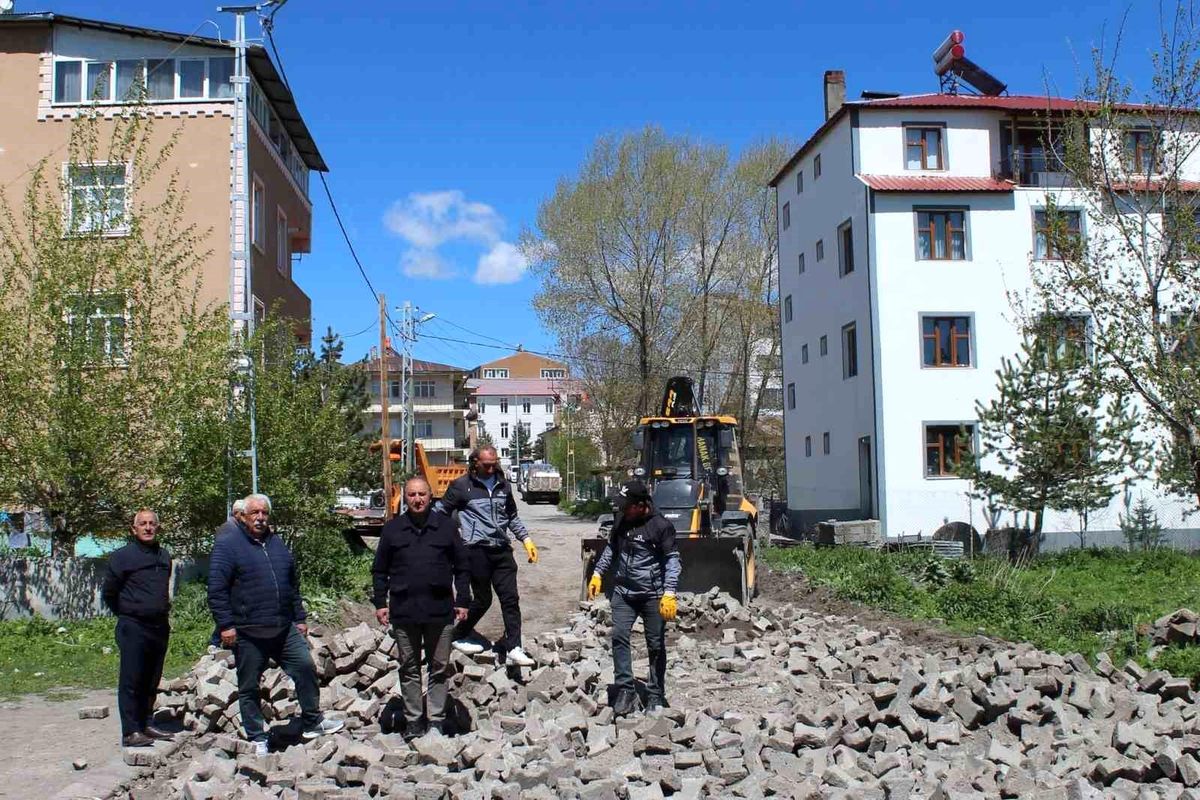 Hanak ilçesinde kilit parke çalışmaları başladı