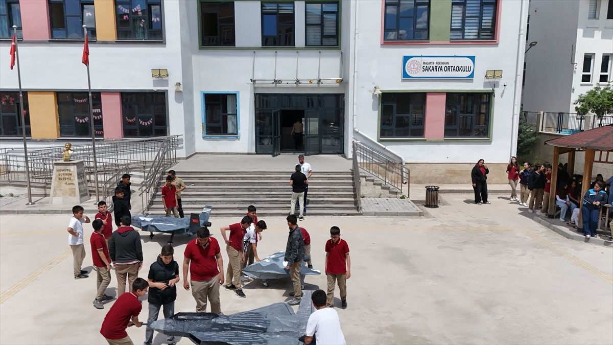 Hekimhan’da Öğrencilerden Uçak Maketleri Sergisi
