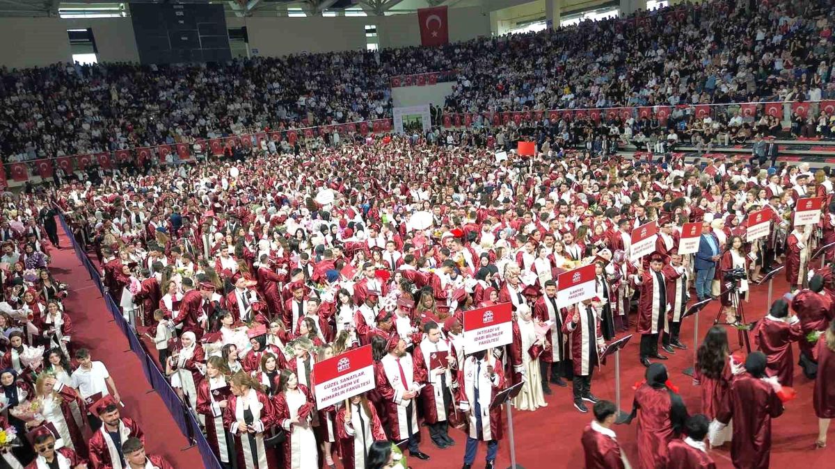 Hitit Üniversitesi’nde mezuniyet coşkusu