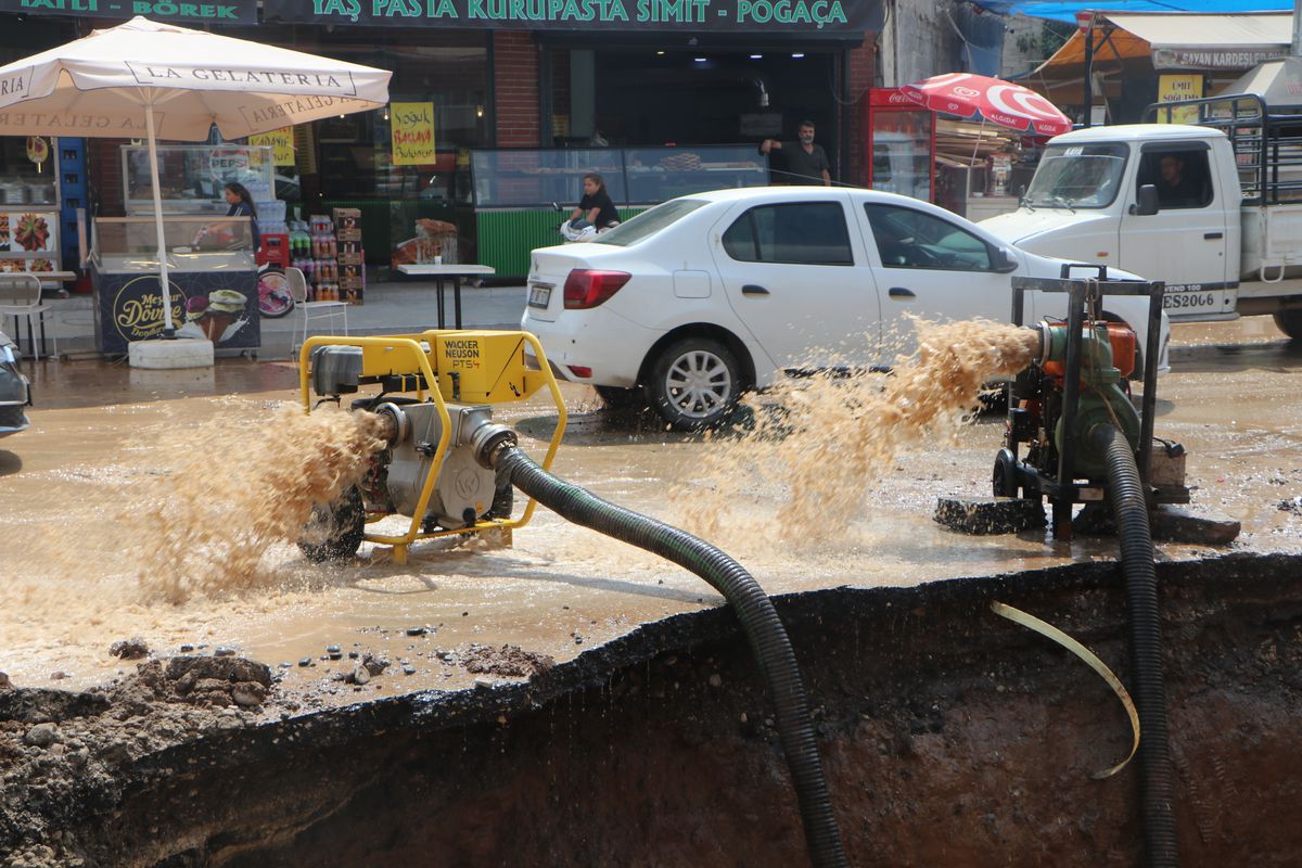 Adana’da Su Borusu Patladı: Cadde Çöktü, Ev ve İş Yerlerini Su Bastı