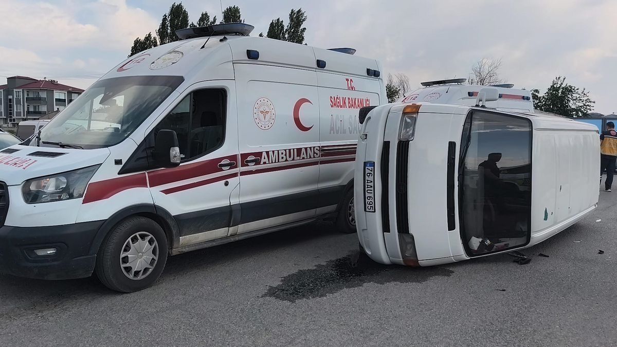 Iğdır’da Otomobil ve Minibüs Çarpıştı