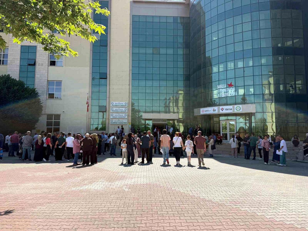 YKS’nin ilk oturumu Iğdır’da aile dualarıyla başladı