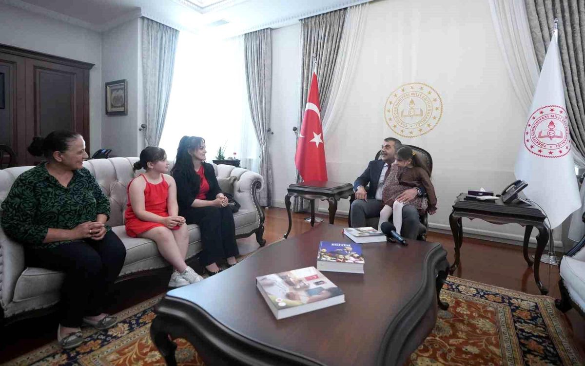 Görme Engelli Müzisyen Nil’den Bakan Tekin’e Ziyaret