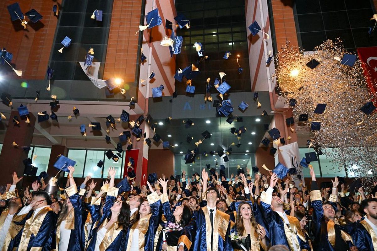 MCBÜ’de İki Fakülte Mezuniyet Coşkusu