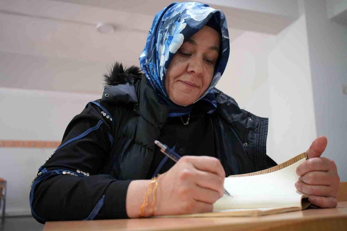 Sınıfın Annesi Hacer Karagöz’ün Üniversite Başarısı