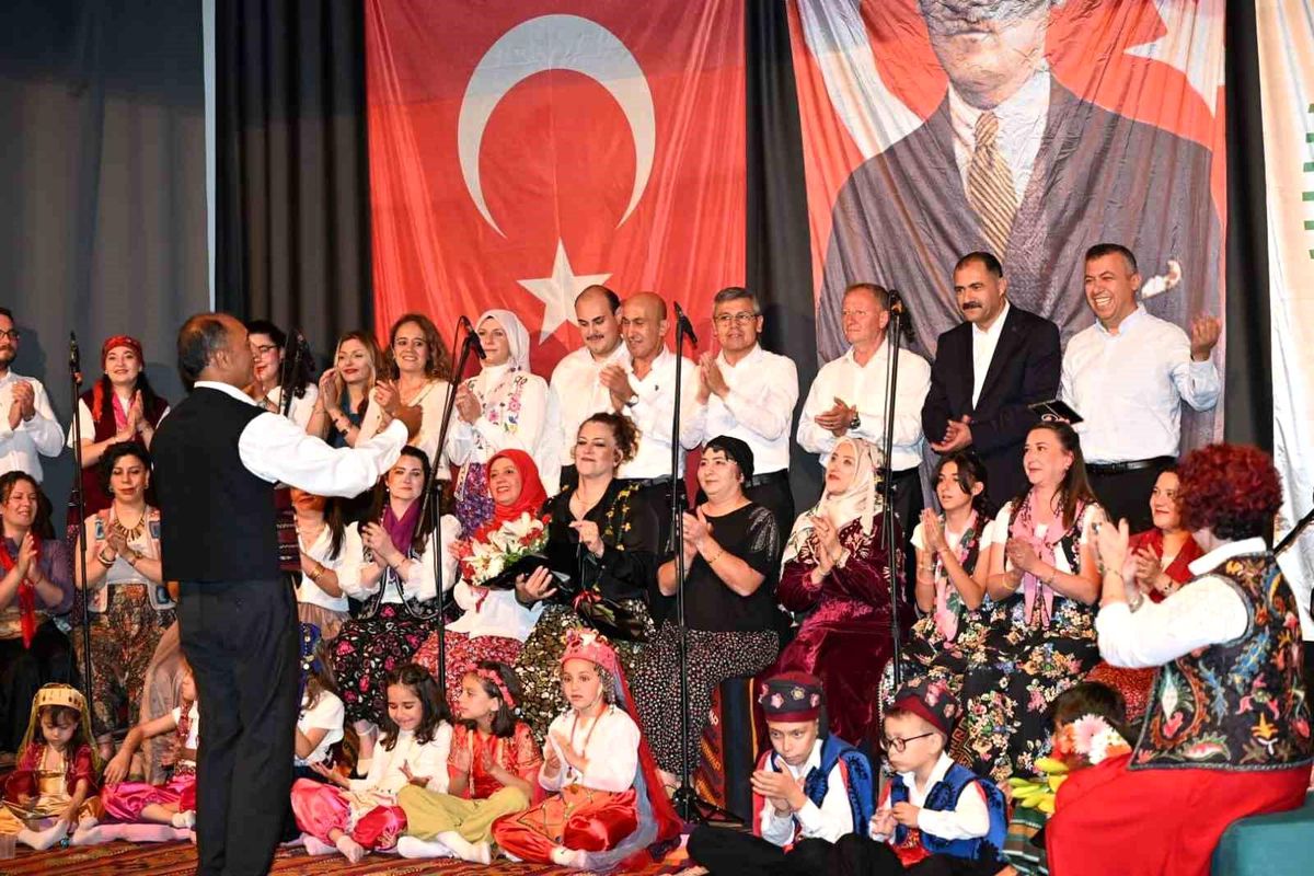 İlçe protokolünden konserde canlı performans sürprizi