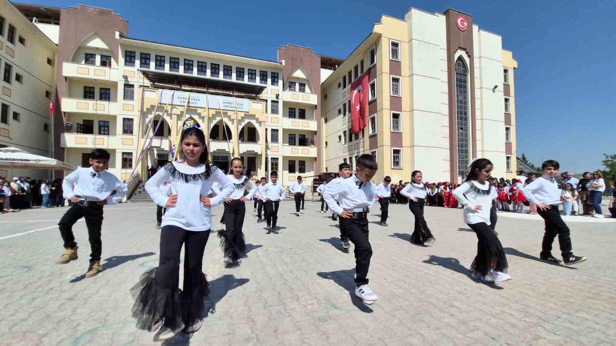 İlkokul öğrencileri ‘Yaza Merhaba Şöleni’ ile eğlendi