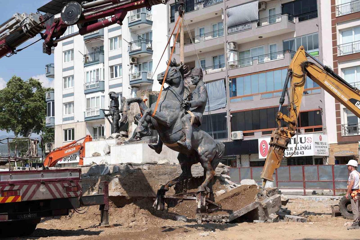 İncirliova’da Atatürk heykeli koruma altına alındı