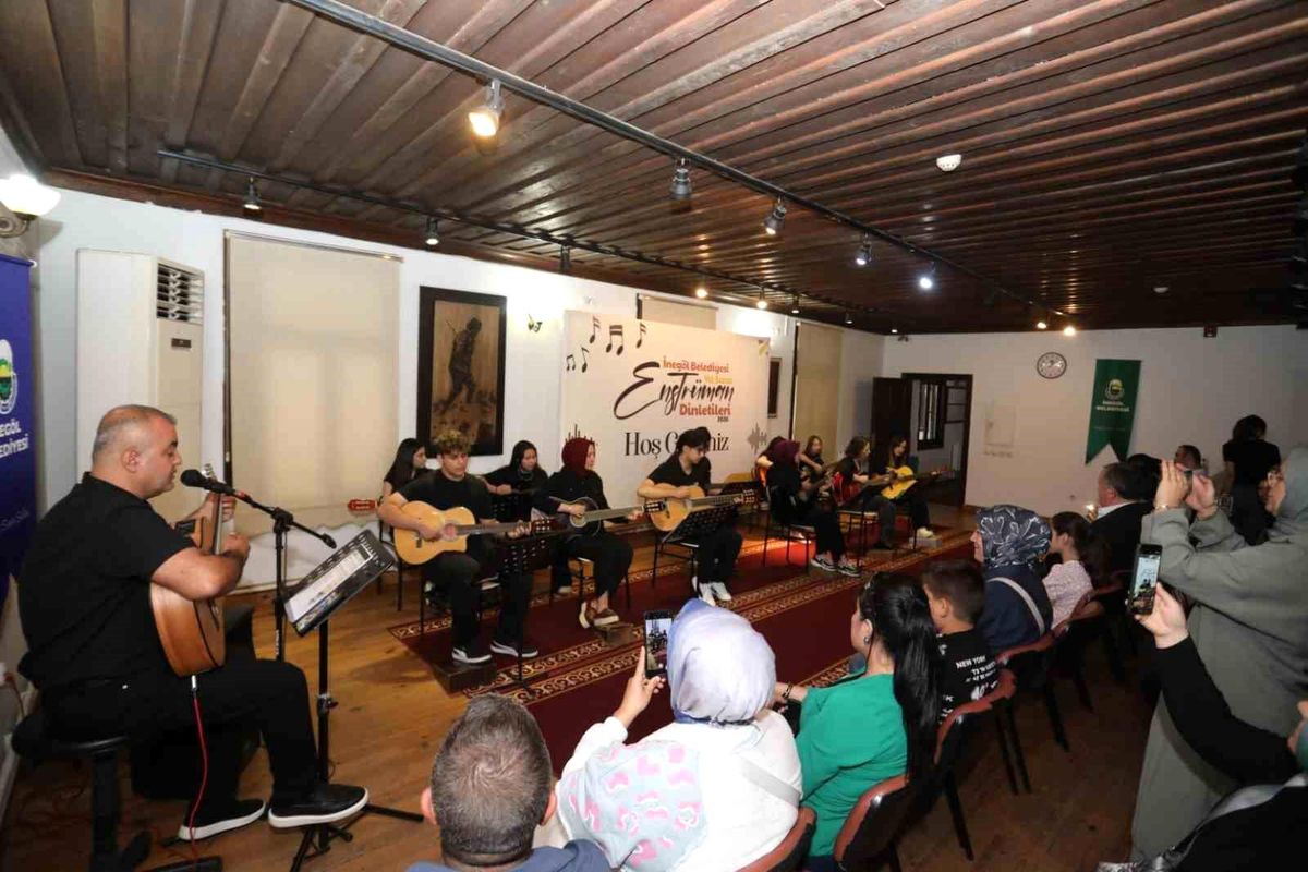 İnegöl Belediyesi’nin gitar kursu kursiyerleri sertifikalarını aldı