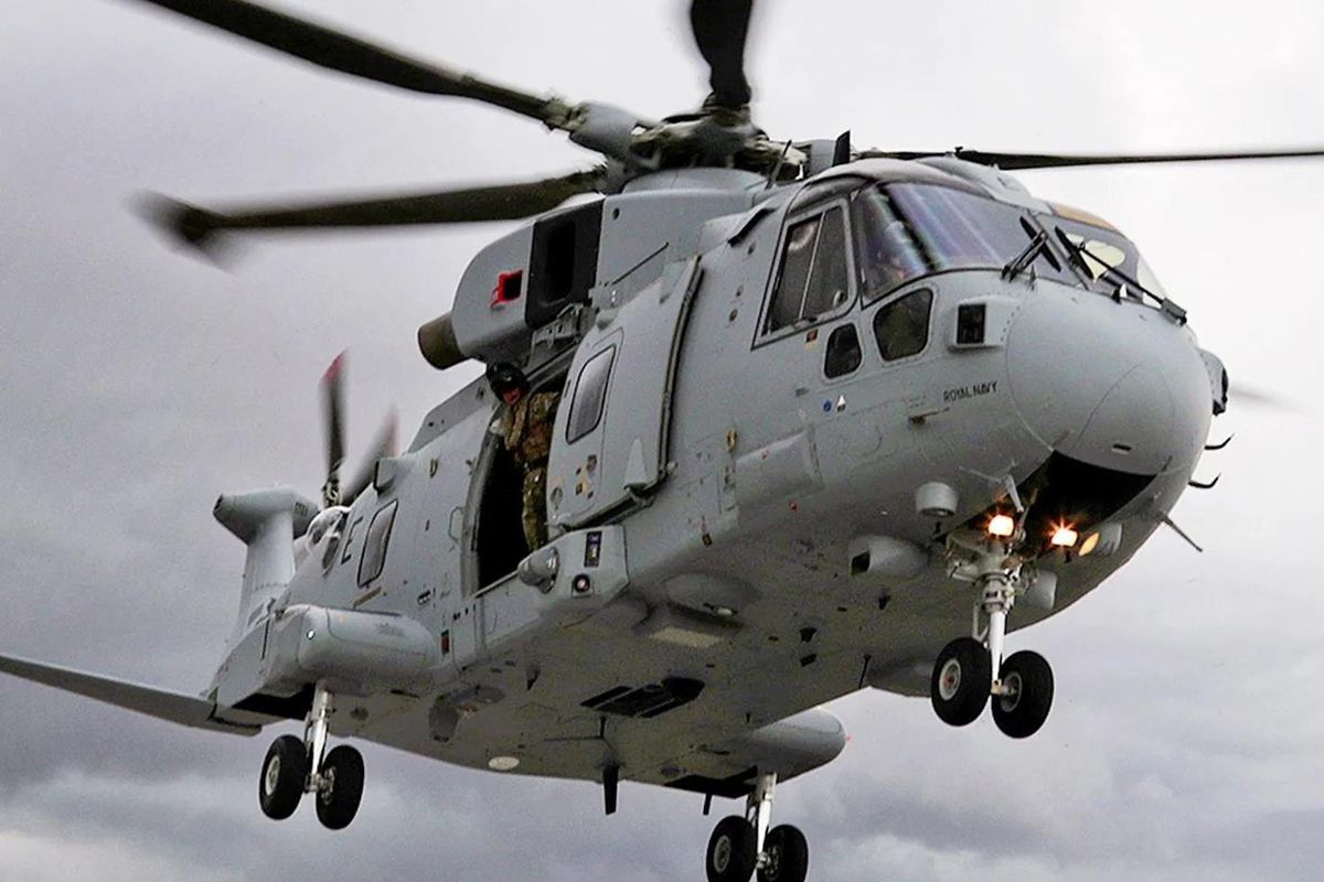 İngiliz Kraliyet Donanması’na ait helikopter düştü