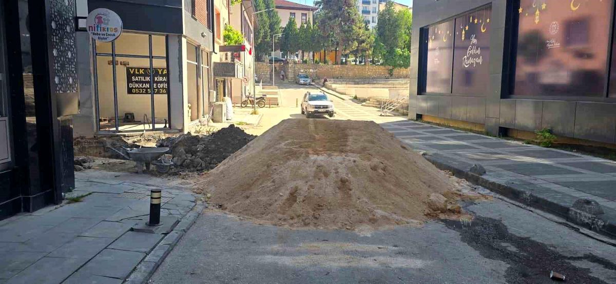 İnşaat çalışmasında 2 sokak kapanınca esnaf çileden çıktı