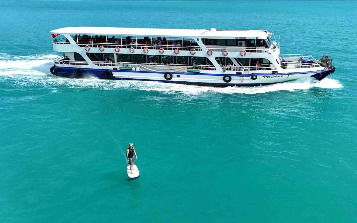 İstanbul Boğazı’nda Elektrikli Sörf Keyfi