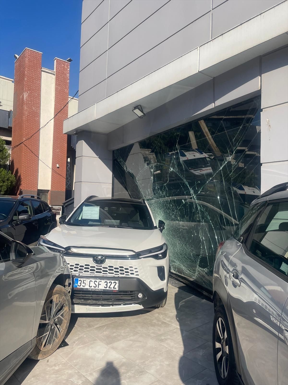 İzmir’de Tır, Otomobili Galeriye Sürükledi