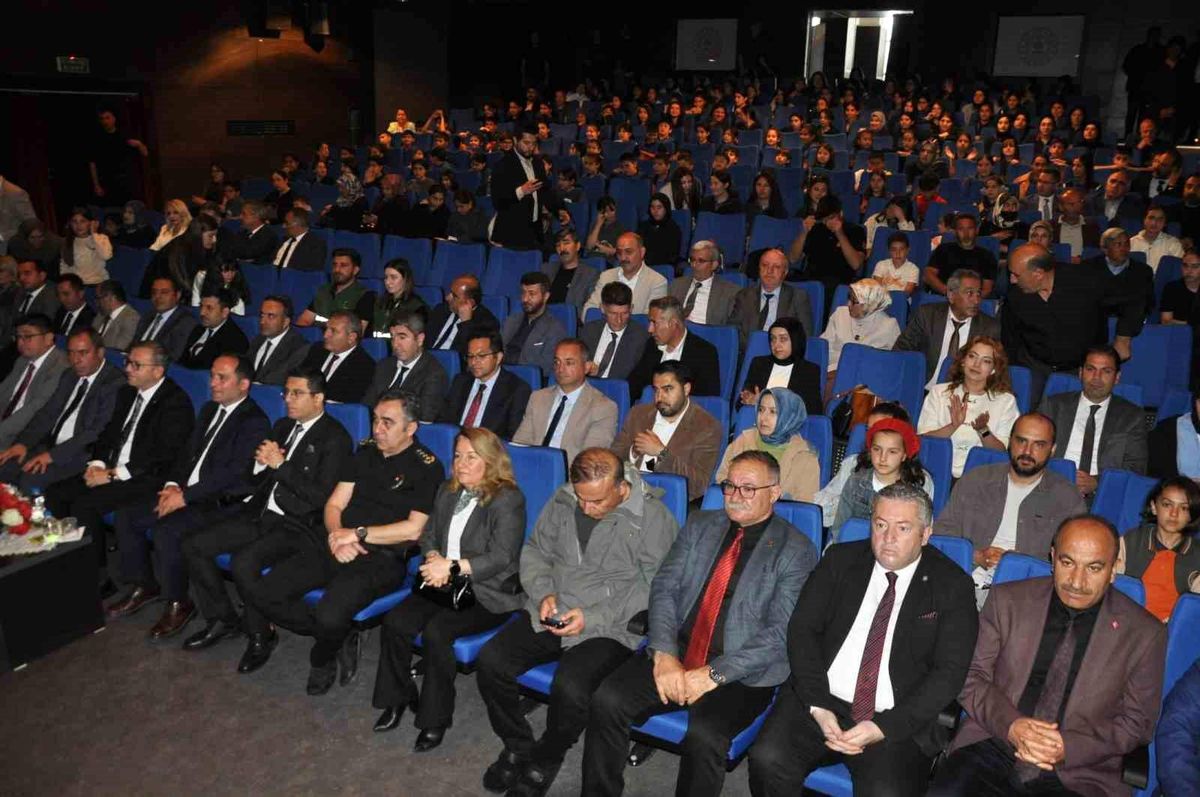 Kars’ta kitap okuma yarışmasında dereceye girenler ödüllendirildi