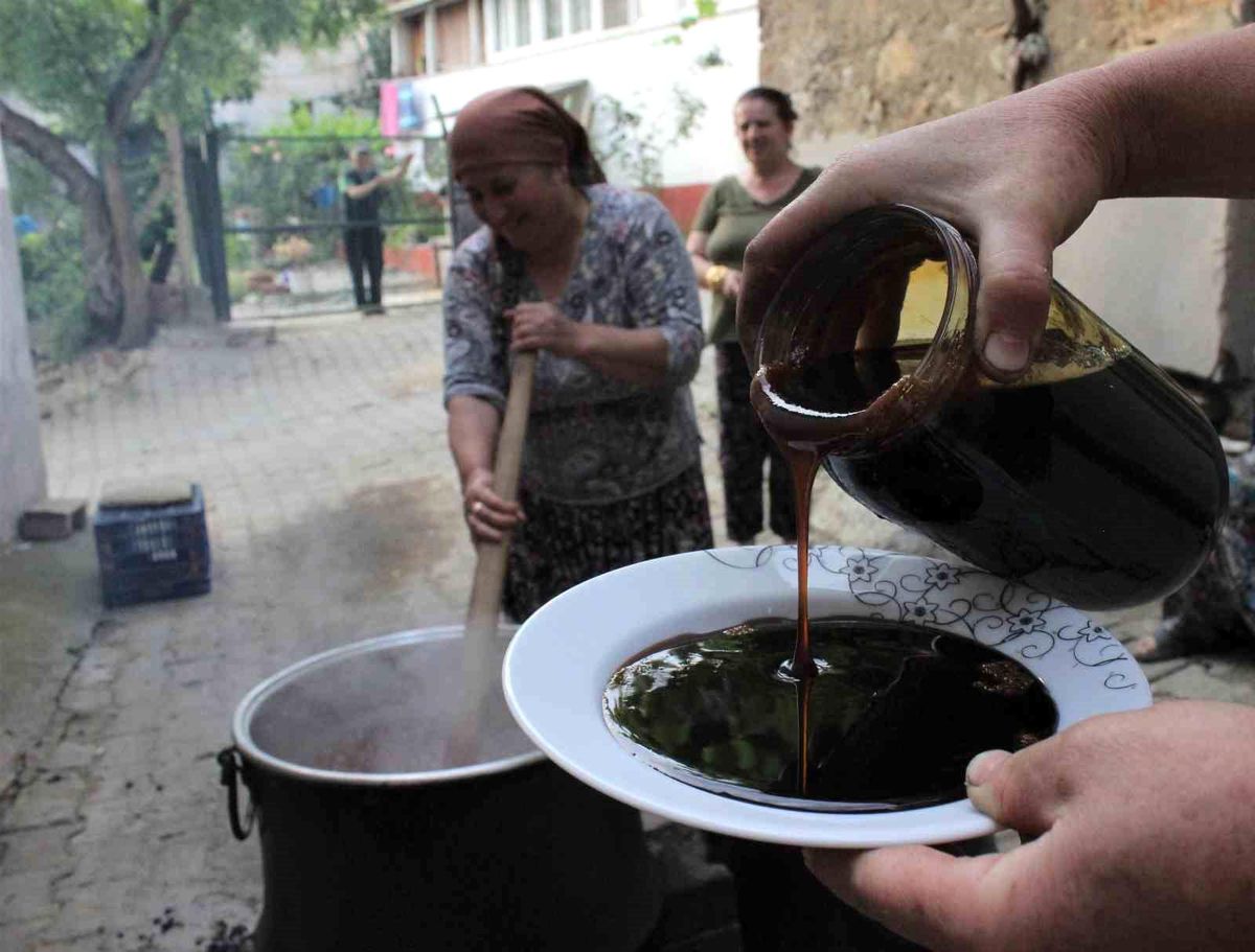 Kemaliye’de Geleneksel Dut Pekmezi Üretimi