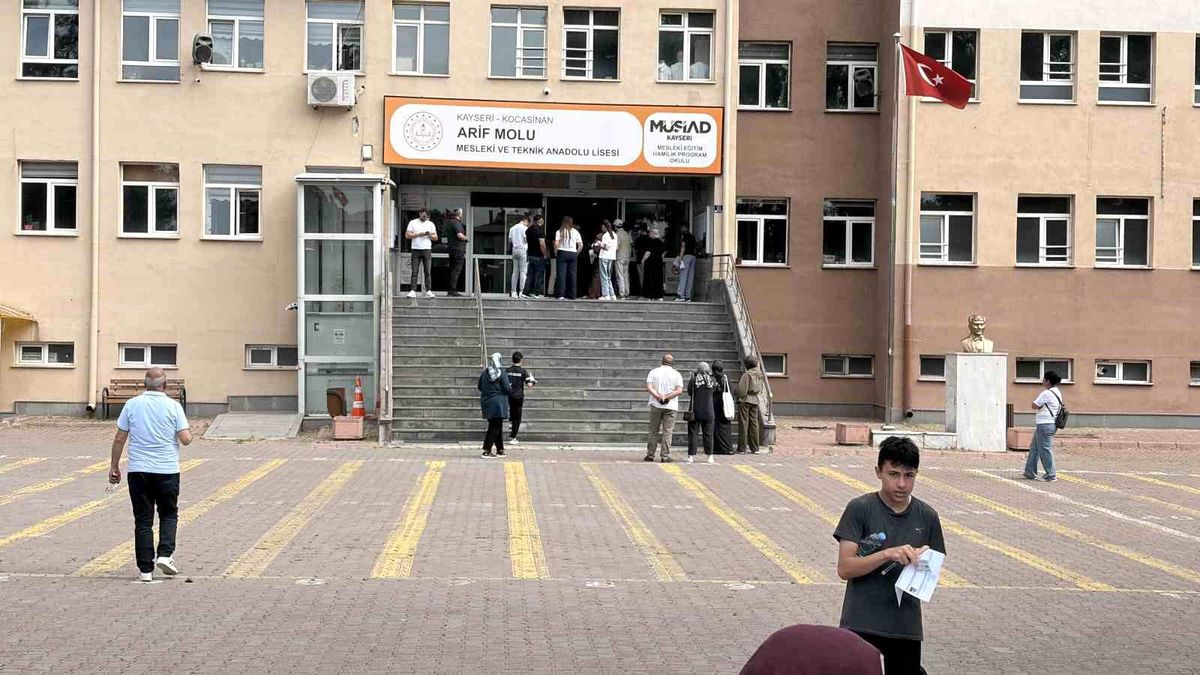 Kayseri’de LGS heyecanı: 19 bin 900 öğrenci sınava girdi