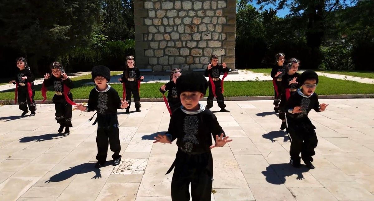 Miniklerden Kartal Dansı Şov