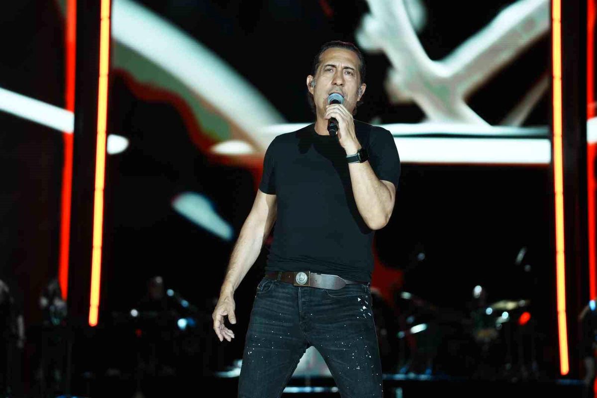 Kıraç Manisa’da Hayranlarına Konser Verdi