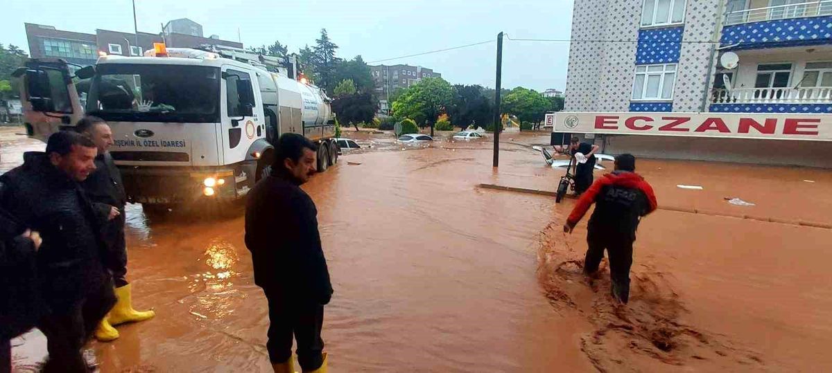 Kırşehir’de sağanak yağış sele dönüştü
