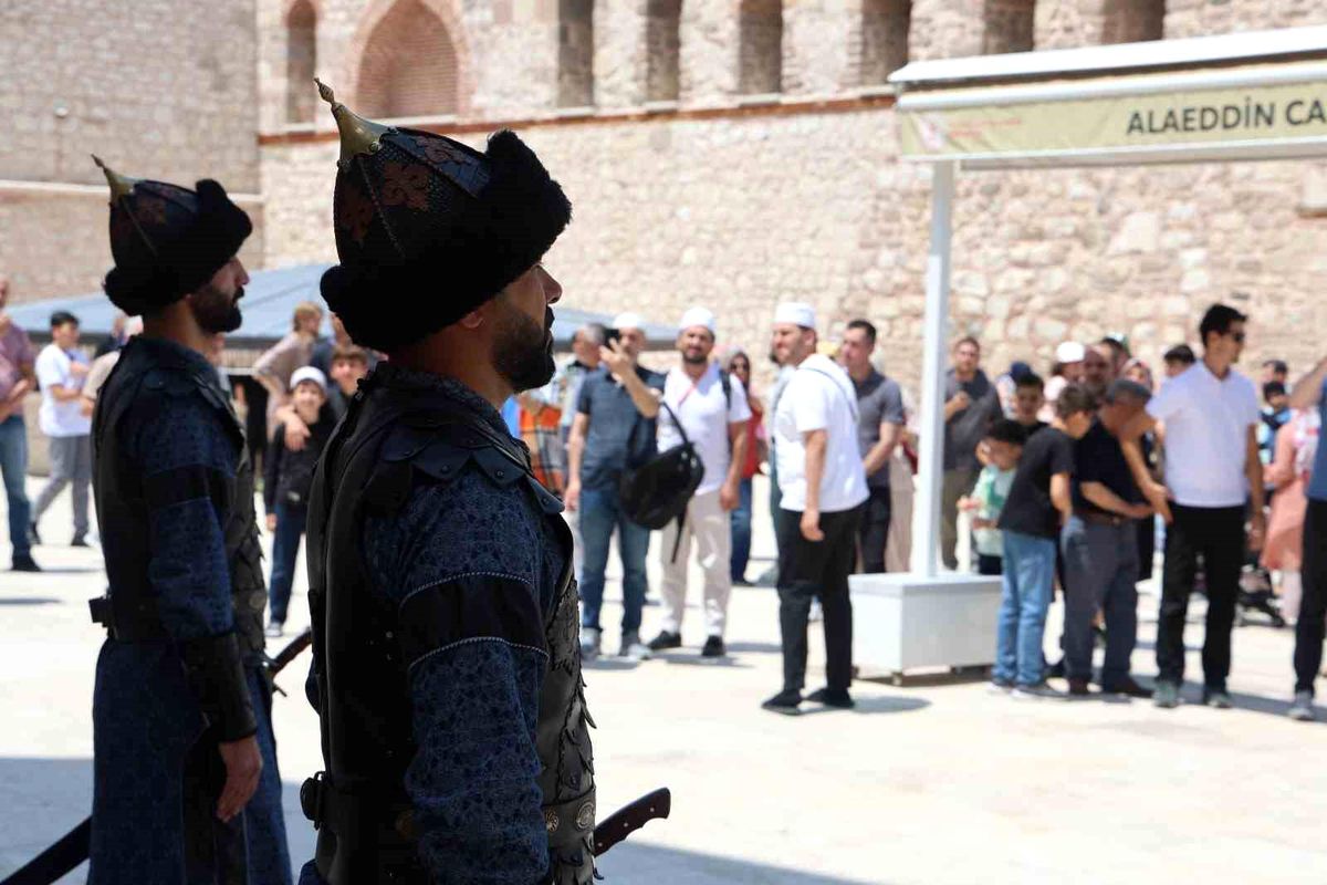 Konya’da Sultanlar Türbesi’nde Saygı Nöbeti