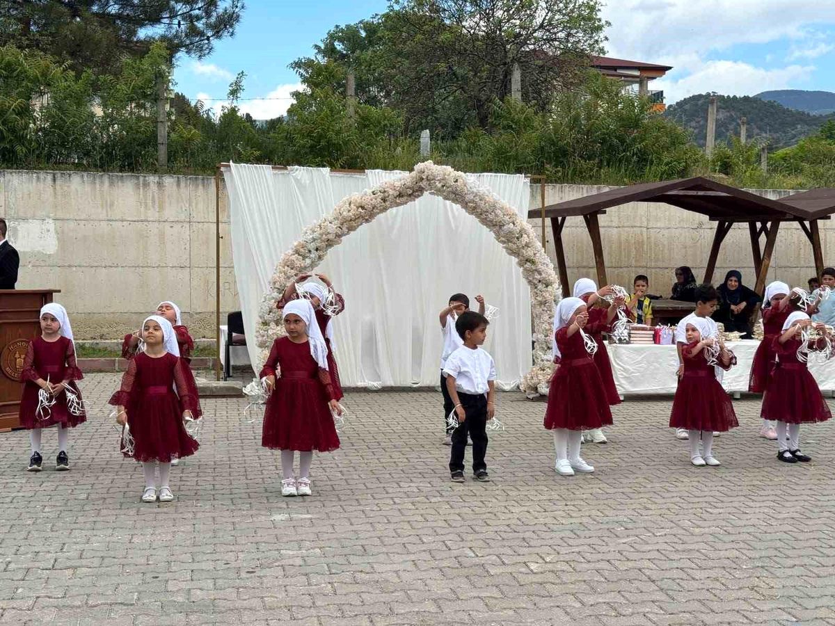 Kur’an kursu öğrencilerinin hazırladığı programa yoğun ilgi