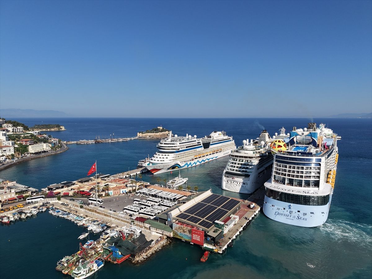 Kuşadası’na 10.500 Turist Geldi