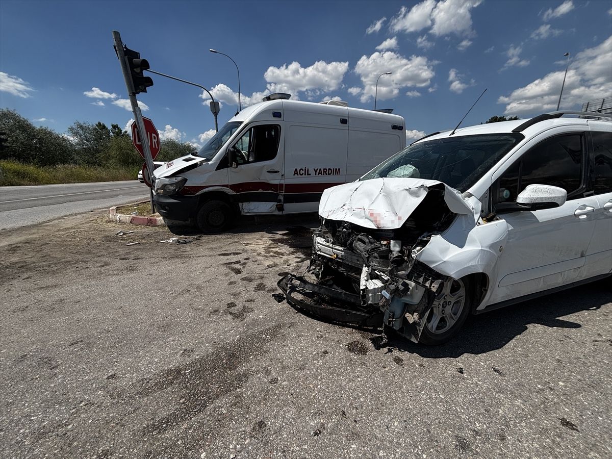 Tavşanlı’da Ambulans ile Araç Çarpıştı: 7 Yaralı