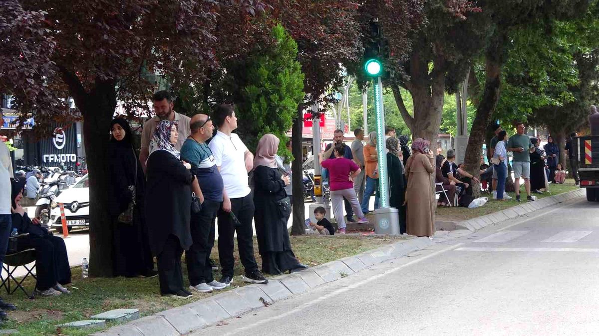 Kocaeli’de LGS Heyecanı: Veliler Sabırla Bekliyor