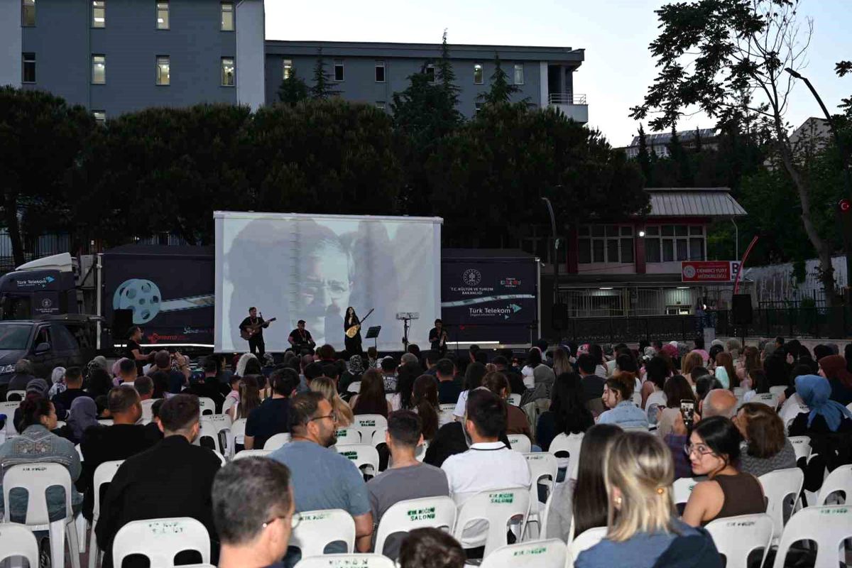 Manisa’da ‘Gezen Sinema Tırı’ coşkusu