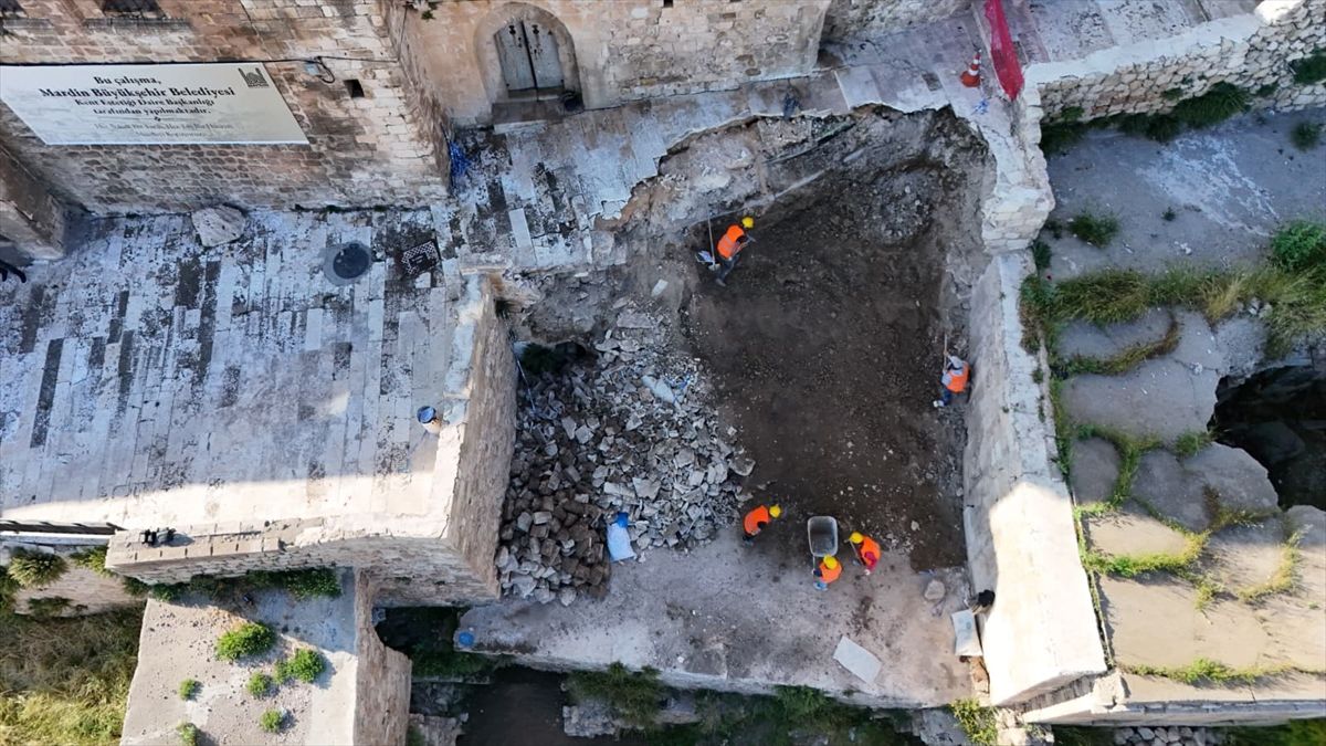 Mardin’de Tarihi Sokakta Göçük Onarılıyor