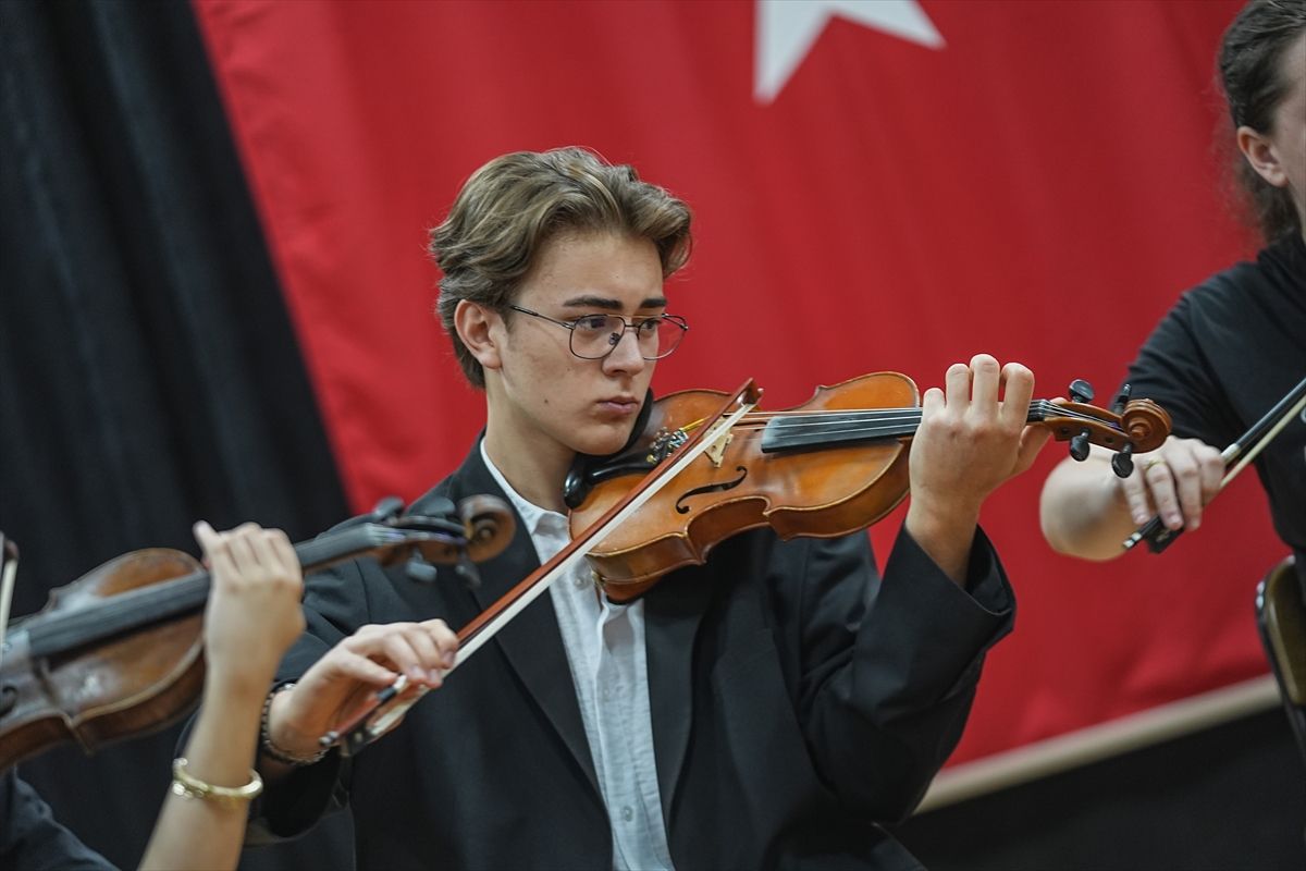 A Millî Takımın Marşı Zeki Müren Lisesi’nden