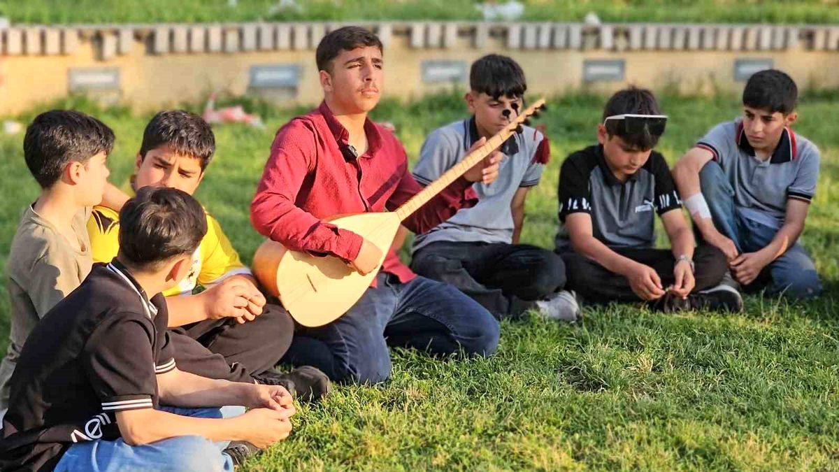 Muş’ta 14 Yaşındaki Ömer Gezen’in Bağlama Azmi