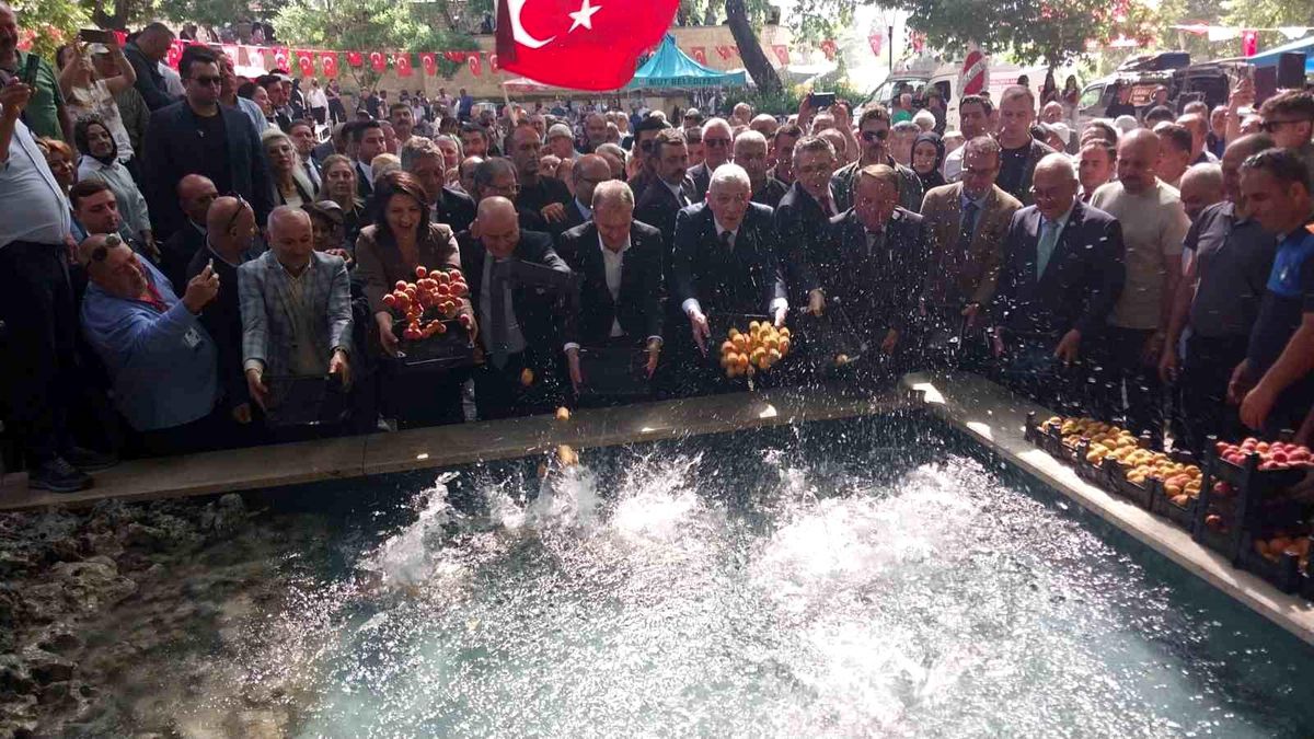 Mut’ta 64. Karacaoğlan ve Kayısı Festivali coşkuyla başladı