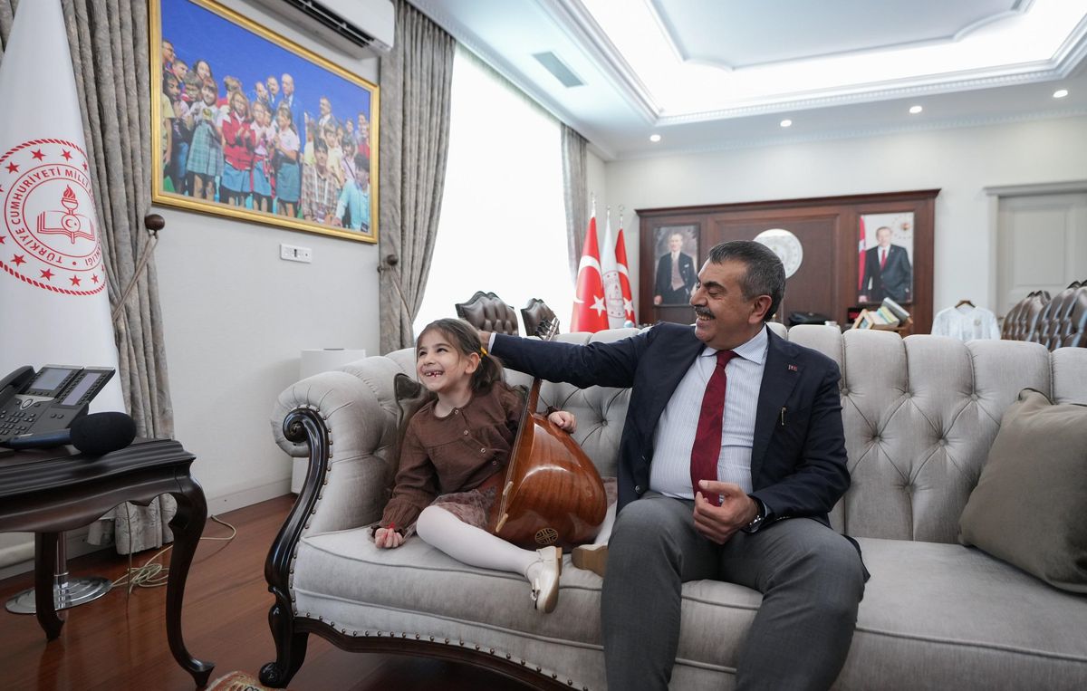 6 Yaşındaki Görme Engelli Müzik Tutkunu Nil, Bakanı Ziyaret Etti