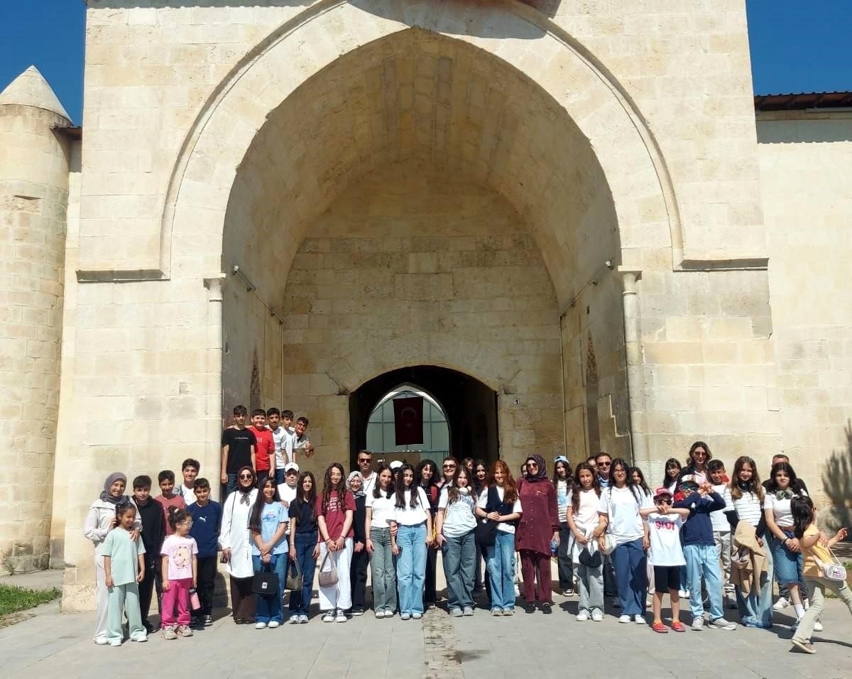 Öğrenciler Tarihi Mekanları Ziyaret Etti