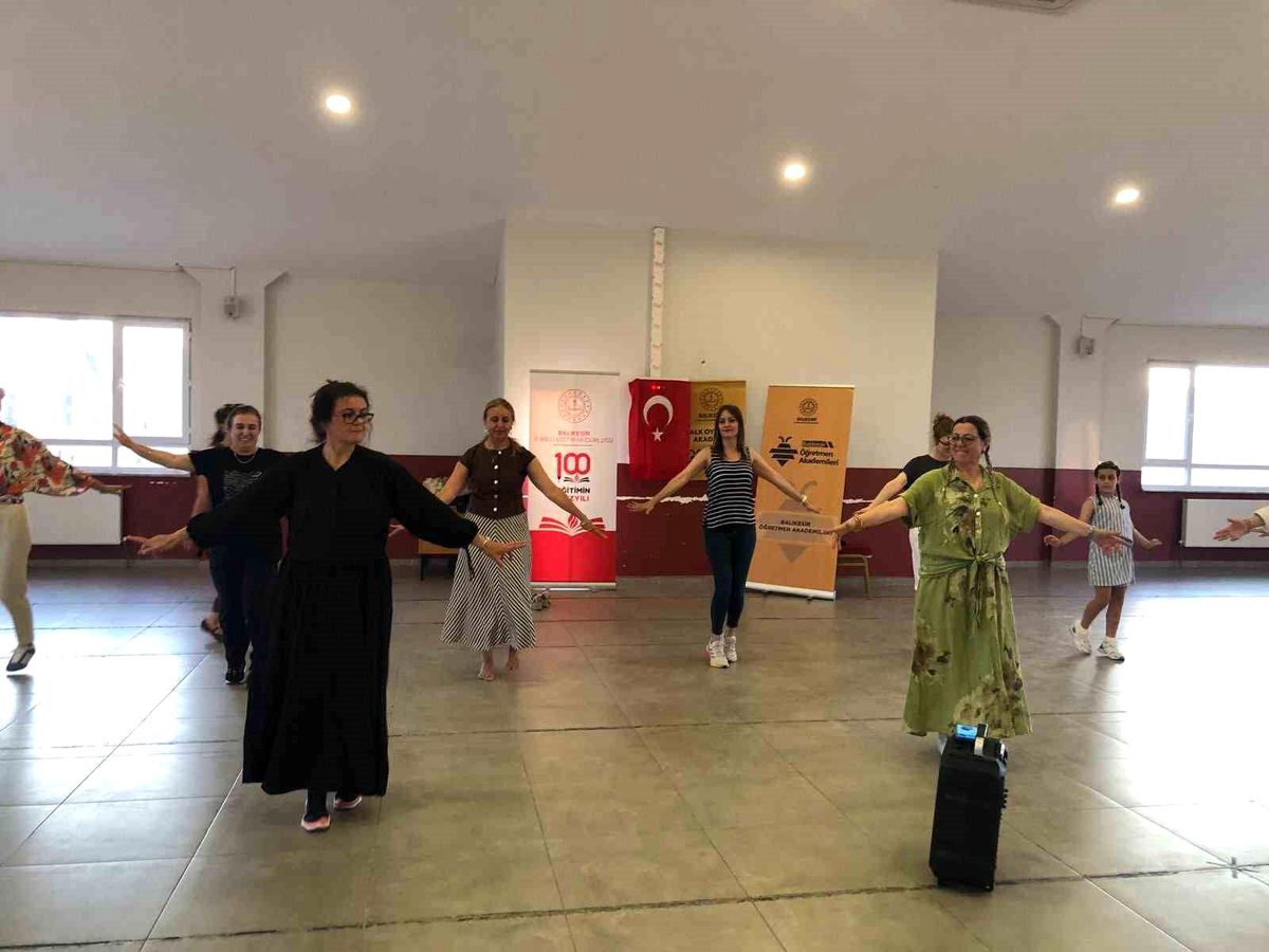 Balıkesir’de Öğretmenler Kafkas Danslarıyla Döneme Veda Etti