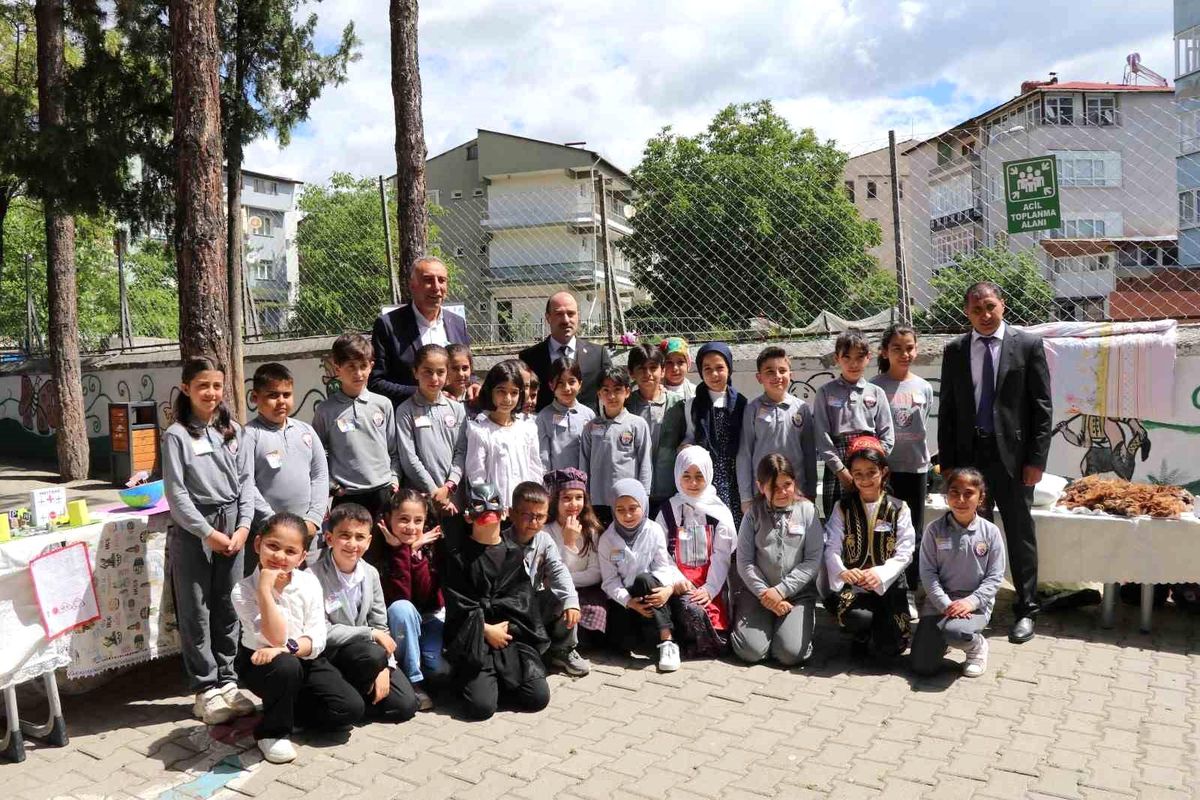 Oltu’da öğrencilerin 44 projesi bilim şenliğinde sergilendi