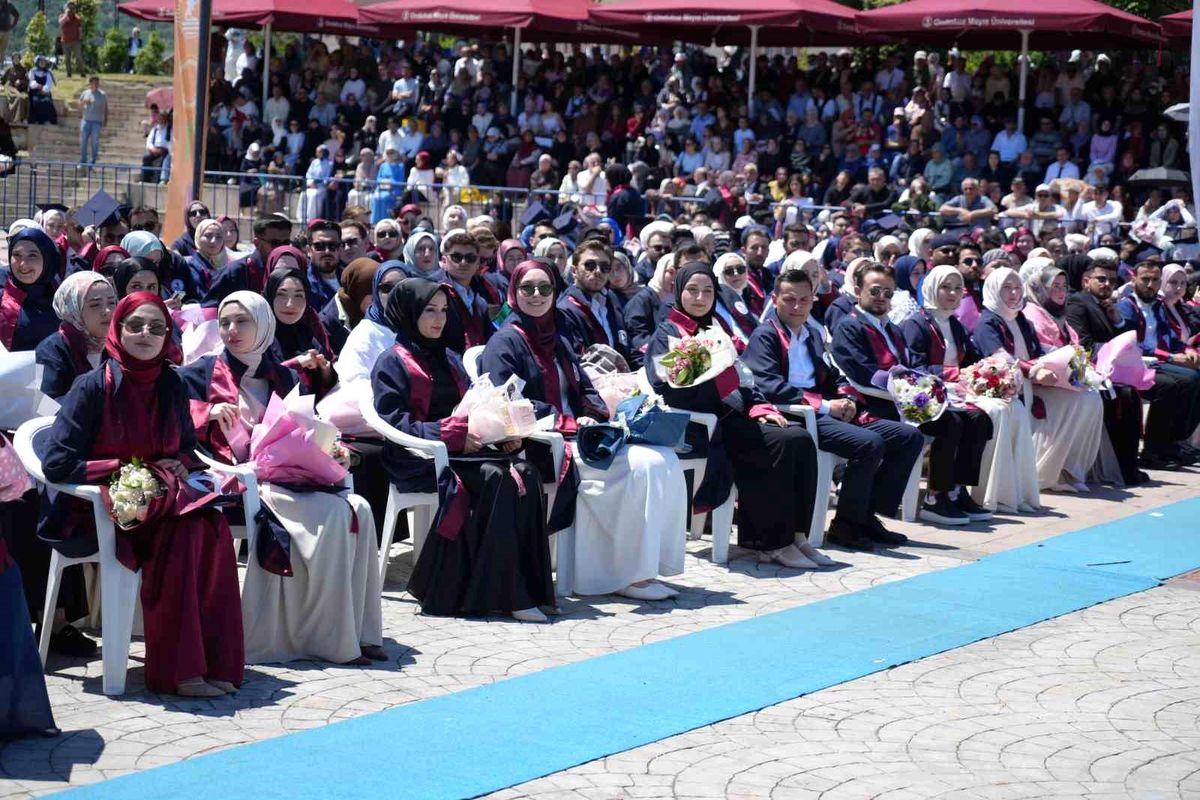 OMÜ İlahiyat Fakültesi 320 Mezununu Uğurladı
