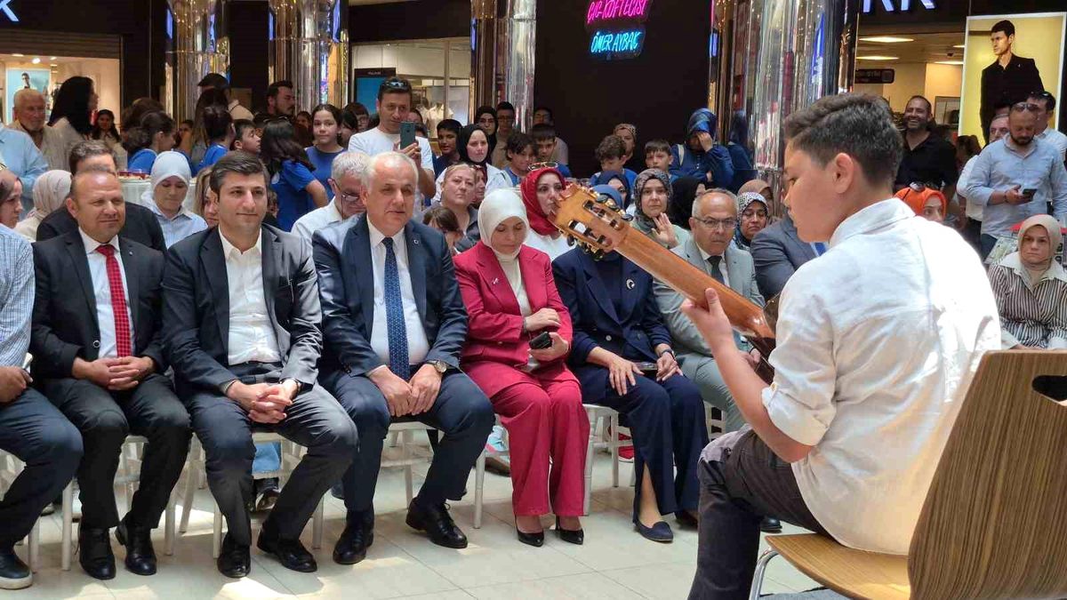 Düzce’de Öğrencilere Ait Yılsonu Sergisi Açıldı