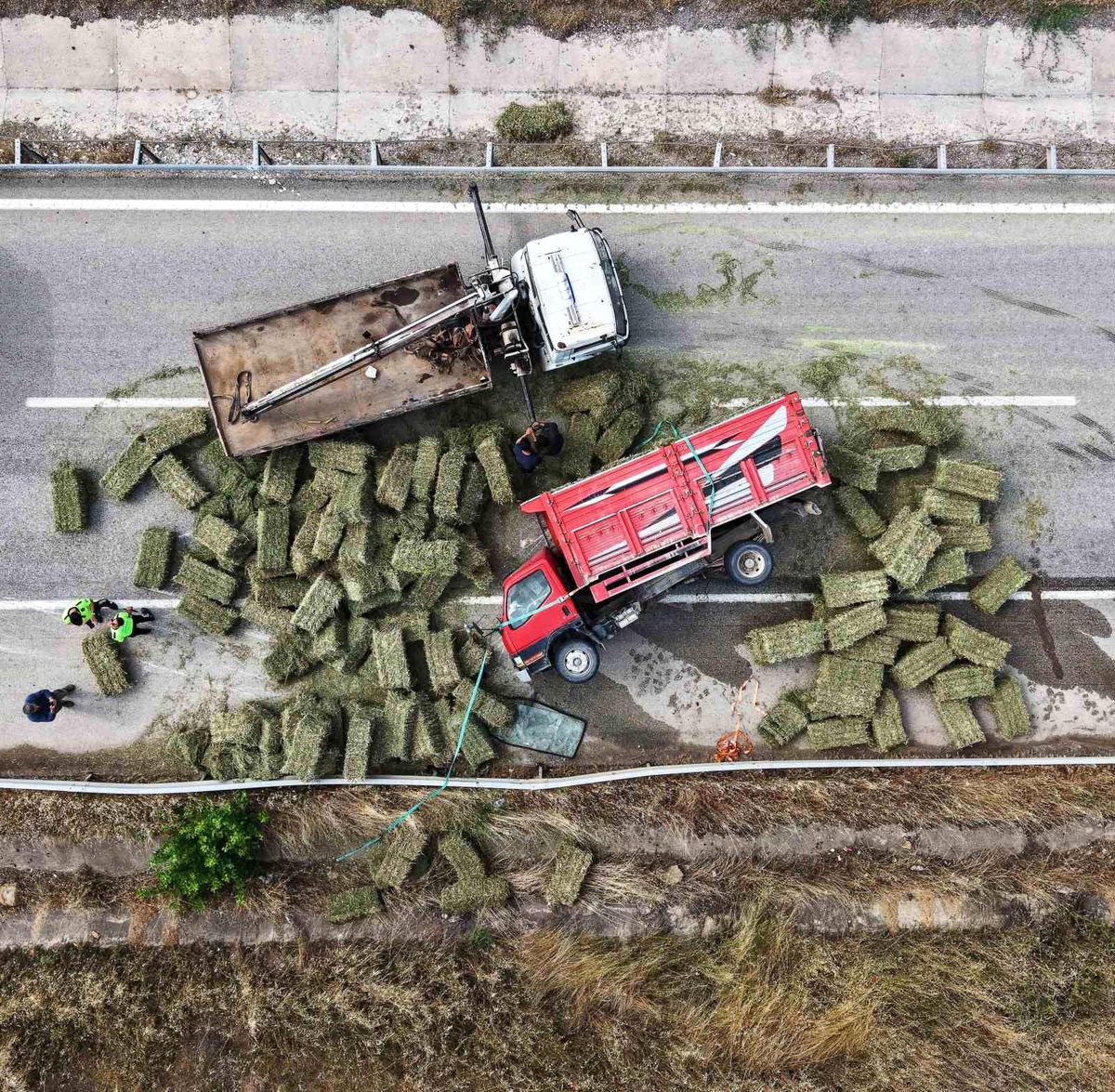 Kırıkkale’de Ot Balyası Yüklü Kamyon Devrildi