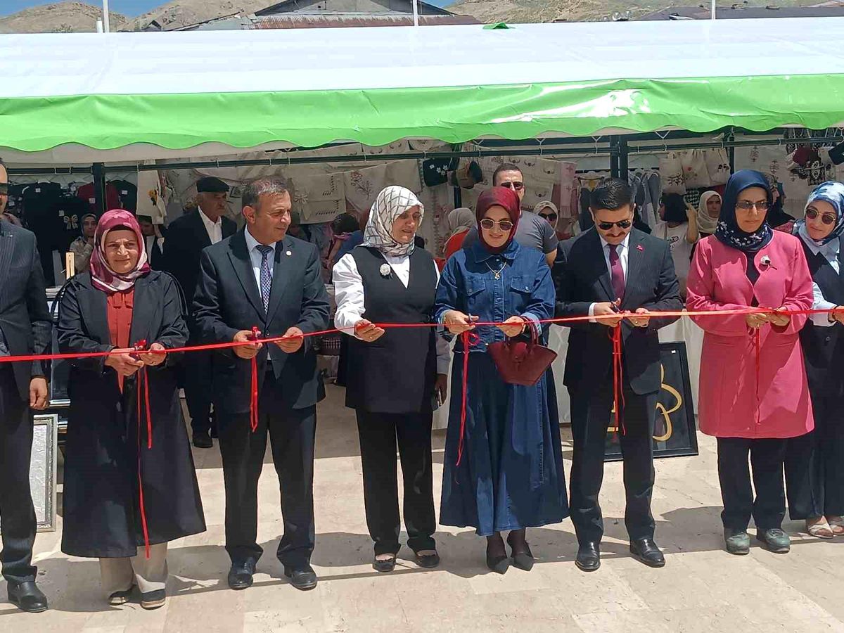 Özalp’ta Yılsonu Sergisi Yoğun İlgi Gördü