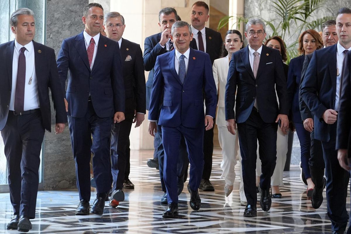 Özgür Özel’in yol haritası netleşti! Yeni parti için tarih belli oldu