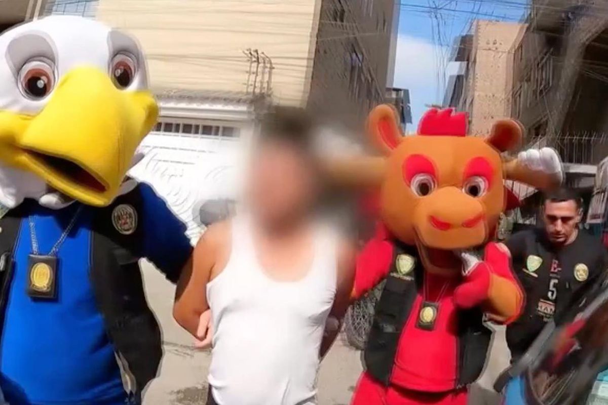 Dünya Kupası maskotu sandı, karşısında polisi buldu