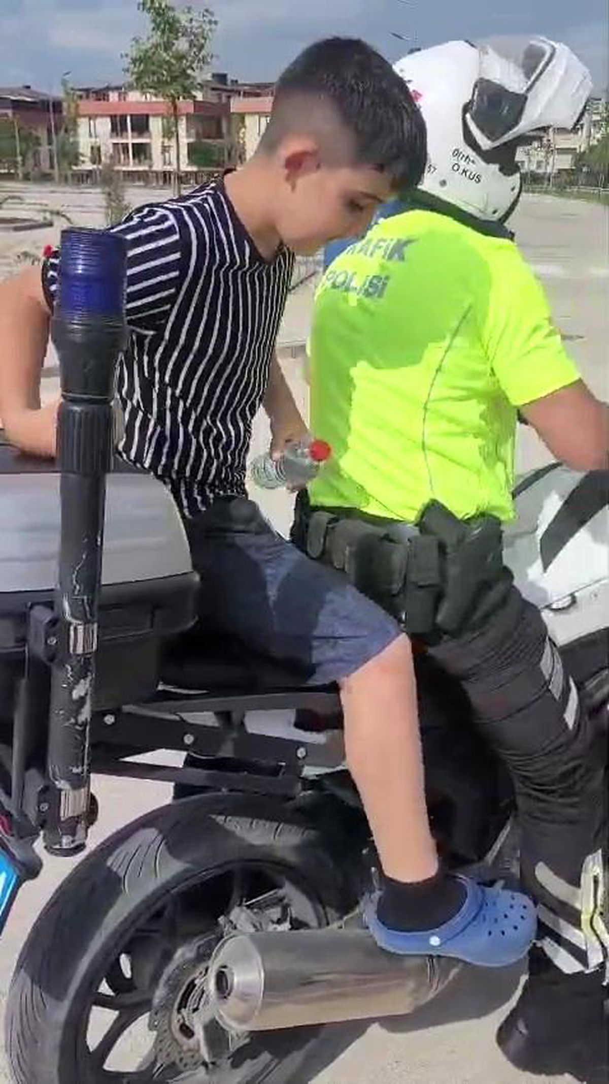 Kocaeli’de Öğrenciye Kimlik Yardımı