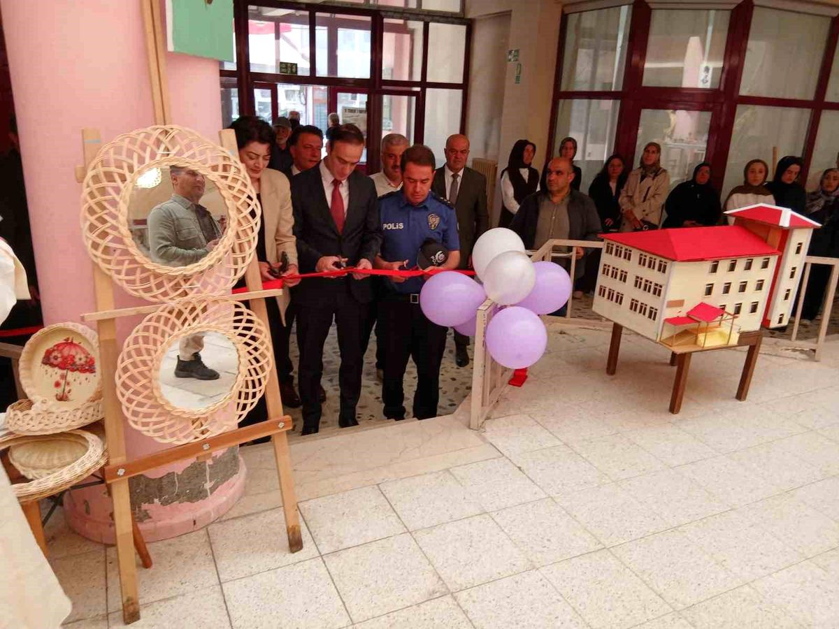 Posof Halk Eğitimi Merkezi’nden görkemli yıl sonu sergisi: 436 Kursiyer emeklerini sergiledi
