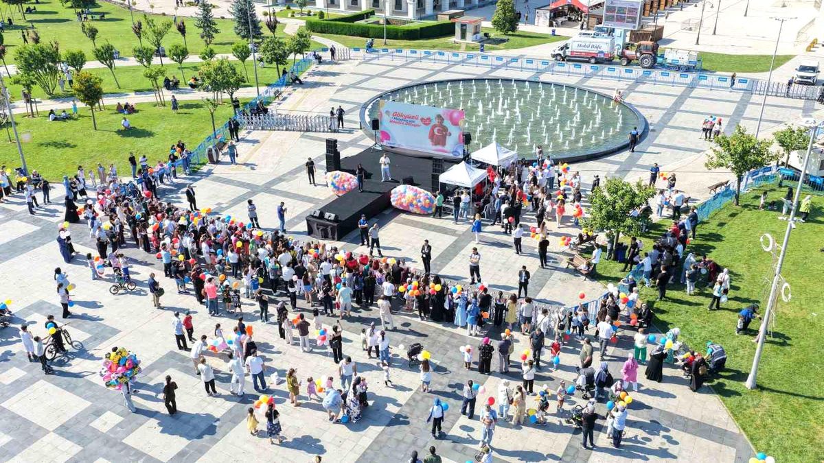 Sancaktepe’de Metehan bebek için gökyüzüne balonlar bırakıldı