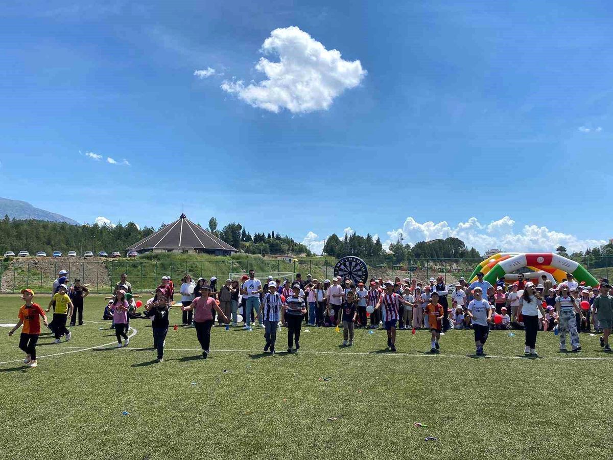 Şaphane’de çocuk oyunları ve uçurtma şenliği coşkusu