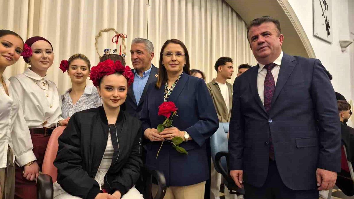 Sepet şeklinde tasarlanan insan saçında çikolata ikramı